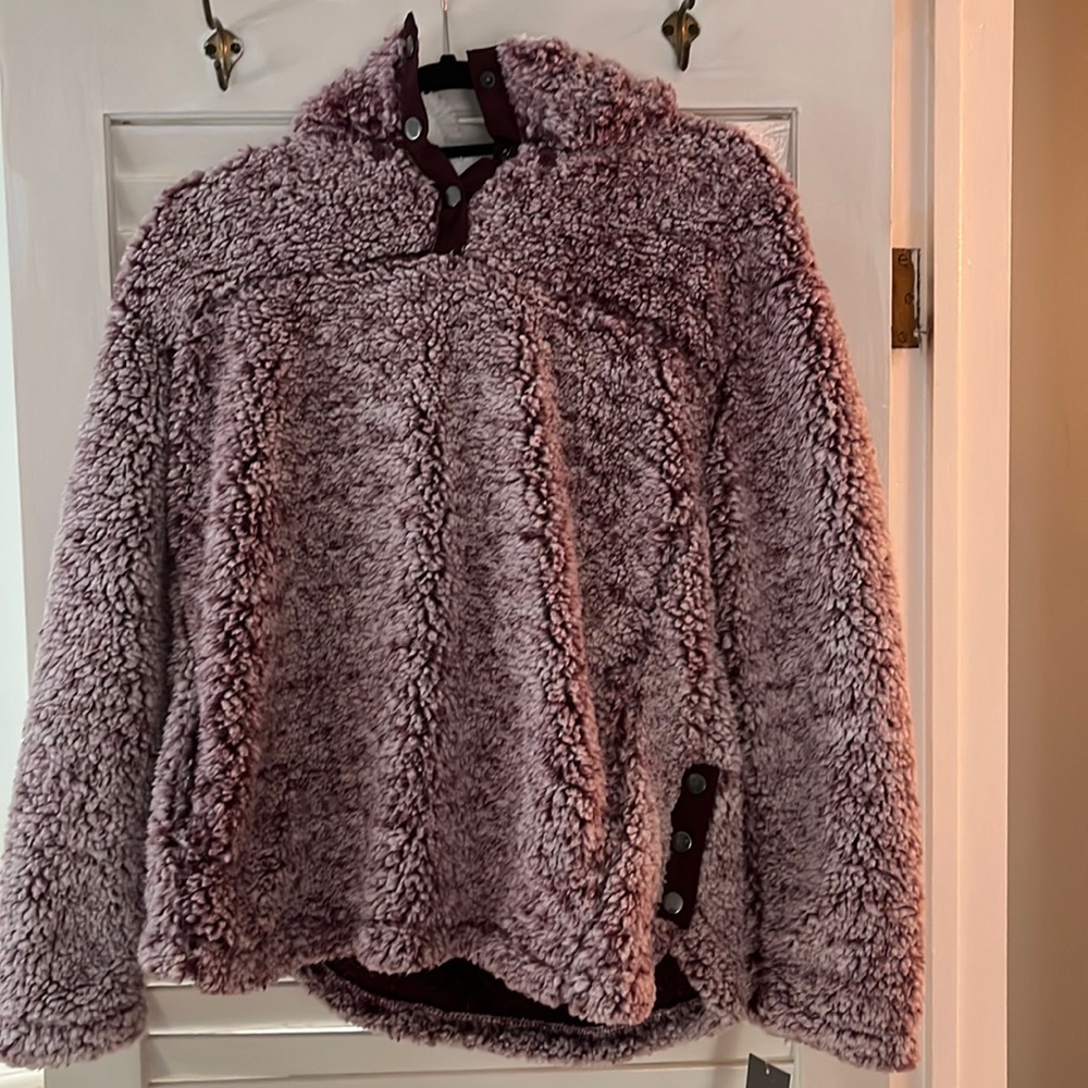 NWT hooded Sherpa sweatshirt with pockets
